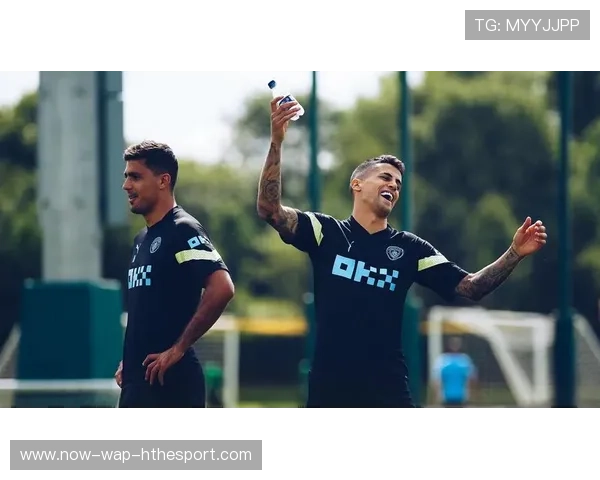 曼城蓝桥训练场:球员进行高密度传球与快速转移训练 曼城蓝桥训练场:球员进行高密度传球与快速转移训练